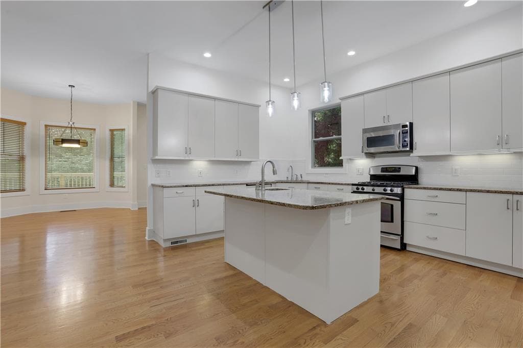6 bedroom, 5 bathroom, 3,418 sq ft single family residence for rent at 3228 Silver Lake Drive, Atlanta, GA 30319 for $6,500 a month — photo 7