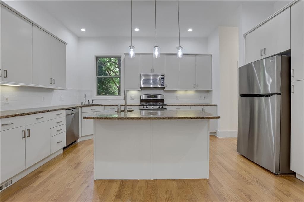6 bedroom, 5 bathroom, 3,418 sq ft single family residence for rent at 3228 Silver Lake Drive, Atlanta, GA 30319 for $6,500 a month — photo 8