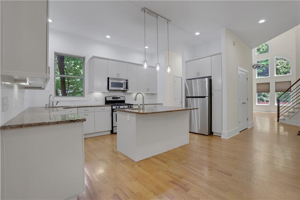 6 bedroom, 5 bathroom, 3,418 sq ft single family residence for rent at 3228 Silver Lake Drive, Atlanta, GA 30319 for $6,500 a month — photo 9