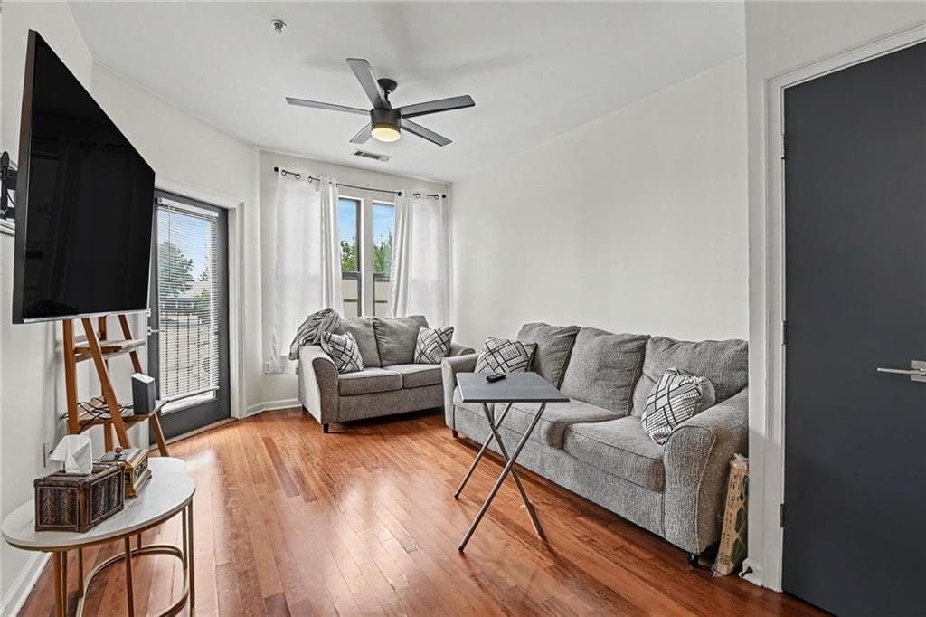 1 bedroom, 1 bathroom, 696 sq ft condominium for sale at 898 Oak Street 1220, Atlanta, GA 30310 — photo 1 of 30