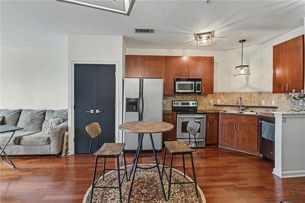 1 bedroom, 1 bathroom, 696 sq ft condominium for sale at 898 Oak Street 1220, Atlanta, GA 30310 — photo 2