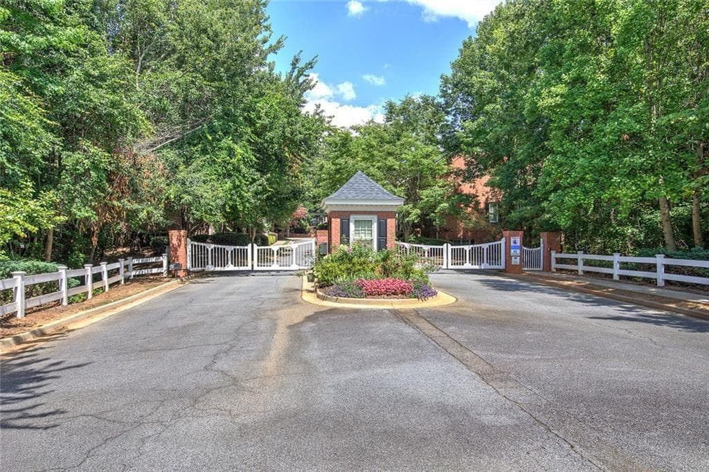 3 bedroom, 4 bathroom, 3,175 sq ft townhouse for sale at 5205 Waters Edge Trail, Roswell, GA 30075 — photo 2