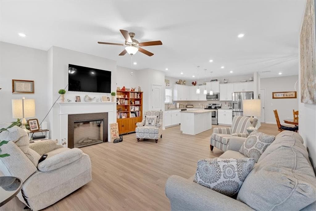 3 bedroom, 2 bathroom, 1,788 sq ft single family residence for sale at 3 Maycroft Court, Rome, GA 30161 — photo 4