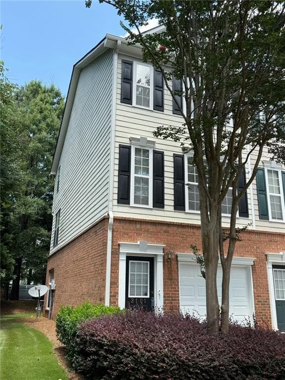 2 bedroom, 3 bathroom, 1,582 sq ft townhouse for sale at 2101 Dillard Crossing, Tucker, GA 30084 — photo 2