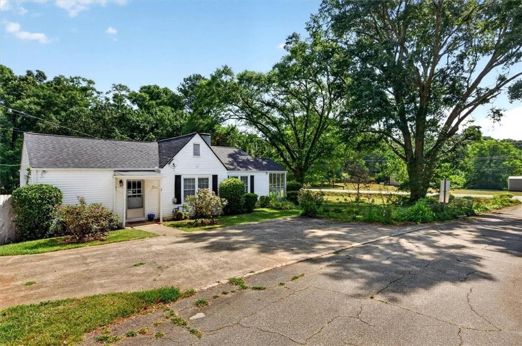 3 bedroom, 2 bathroom, 1,533 sq ft single family residence under contract at 2 Highway 162, Covington, GA 30016 — photo 3