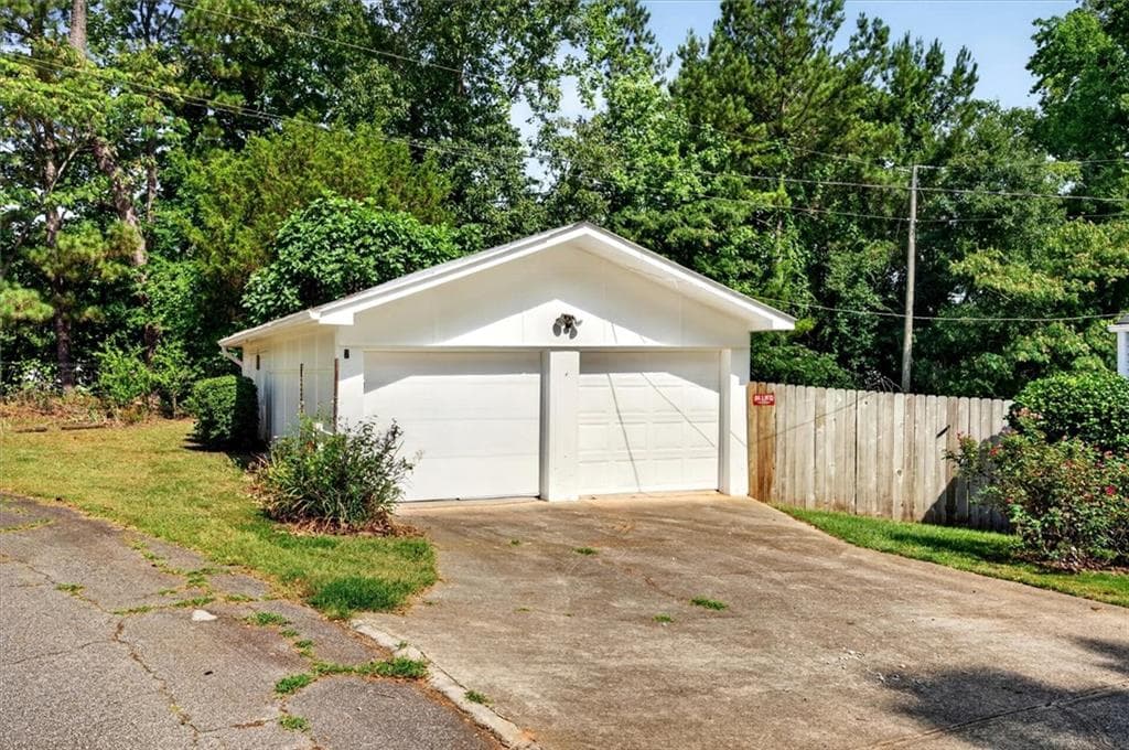3 bedroom, 2 bathroom, 1,533 sq ft single family residence under contract at 2 Highway 162, Covington, GA 30016 — photo 4