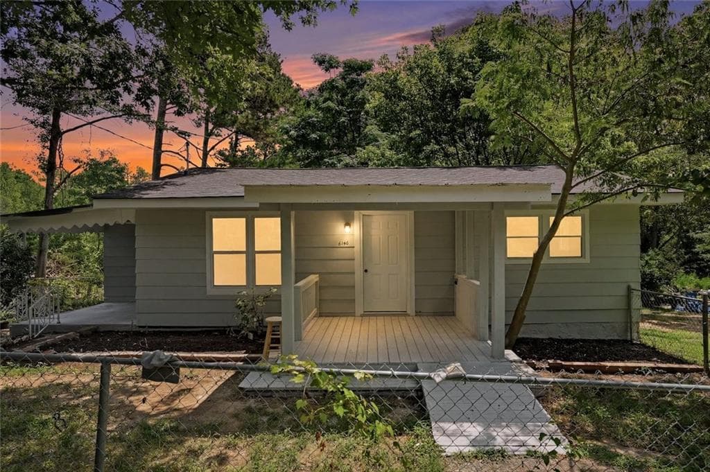 2 bedroom, 1 bathroom, 931 sq ft single family residence for sale at 6140 Nichols Drive, Union City, GA 30291 — photo 1 of 22