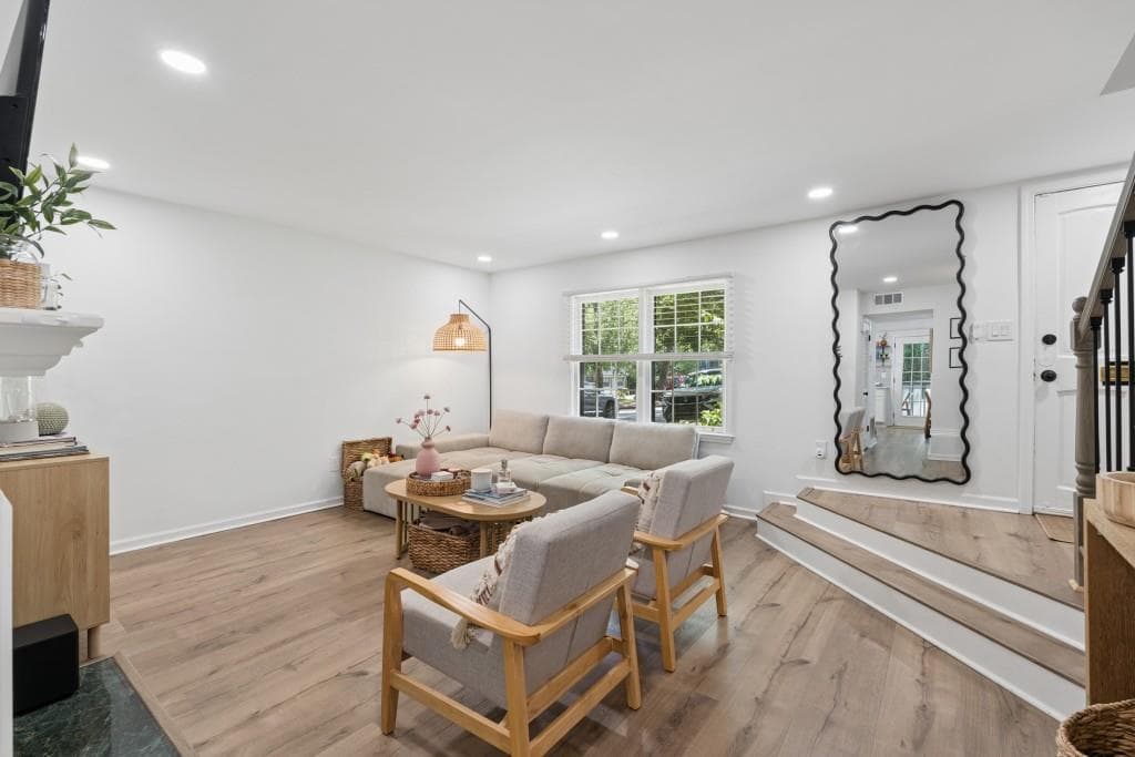 2 bedroom, 3 bathroom, 1,382 sq ft condominium for sale at 140 Amherst Place, Atlanta, GA 30327 — photo 4
