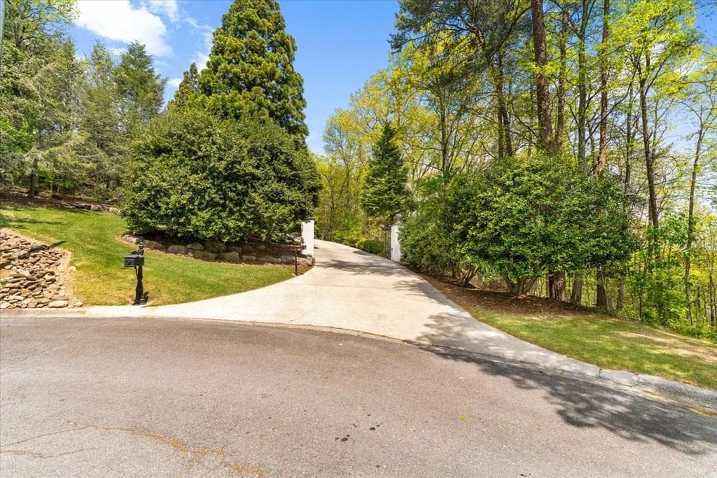 4 bedroom, 6 bathroom, 6,705 sq ft single family residence for sale at 801 Battlefield Park Drive, Dalton, GA 30720 — photo 4