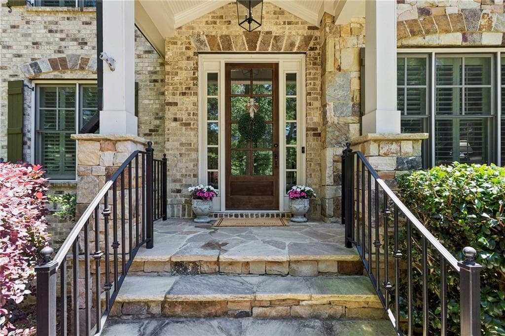 6 bedroom, 5 bathroom, 6,003 sq ft single family residence under contract at 4311 Oak Forest Way, Atlanta, GA 30319 — photo 4