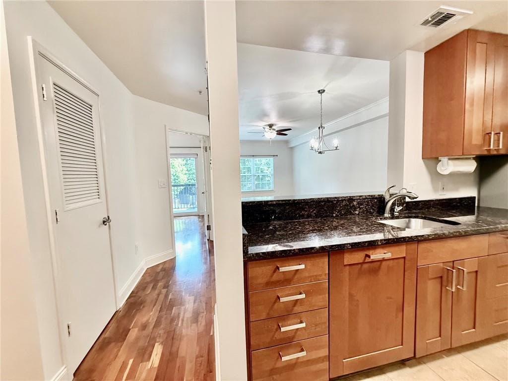 1 bedroom, 1 bathroom, 730 sq ft condominium for sale at 1075 Peachtree Walk A206, Atlanta, GA 30309 — photo 6