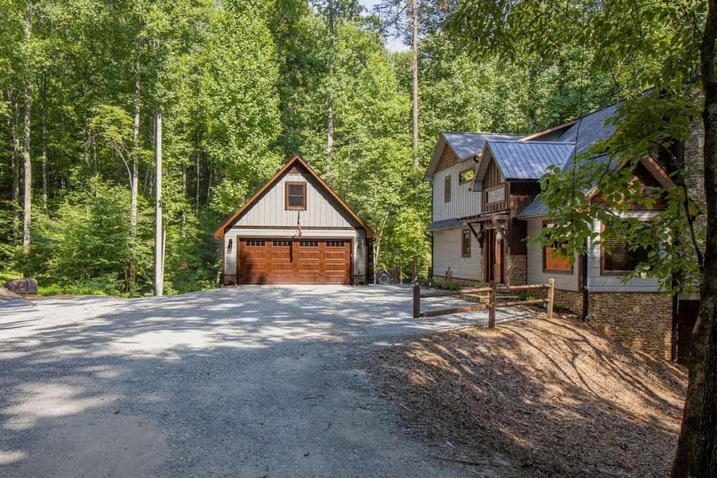 3 bedroom, 3 bathroom, 2,820 sq ft single family residence for sale at 142 Timber Ridge Road, Blue Ridge, GA 30513 — photo 4