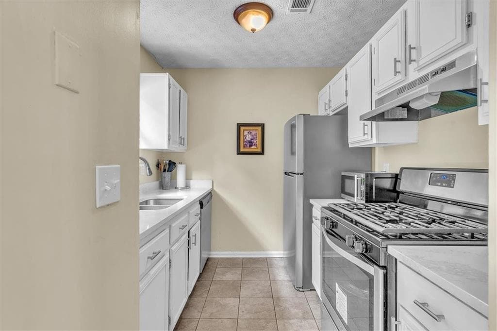 3 bedroom, 2 bathroom, 774 sq ft single family residence for sale at 5300 Forest Downs Lane, Atlanta, GA 30349 — photo 7