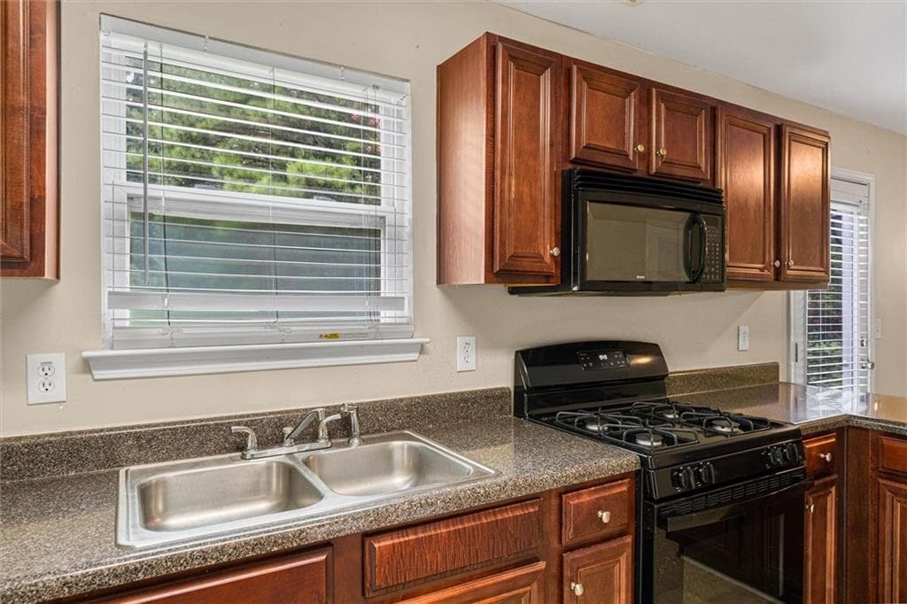 4 bedroom, 3 bathroom, 3,229 sq ft single family residence under contract at 533 Trotters Lane, Mcdonough, GA 30252 — photo 9