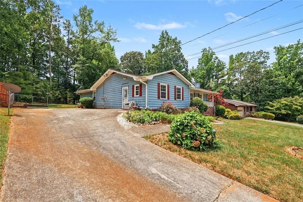 3 bedroom, 3 bathroom, 2,095 sq ft single family residence for sale at 5385 Rockmoor Drive, Stone Mountain, GA 30088 — photo 5