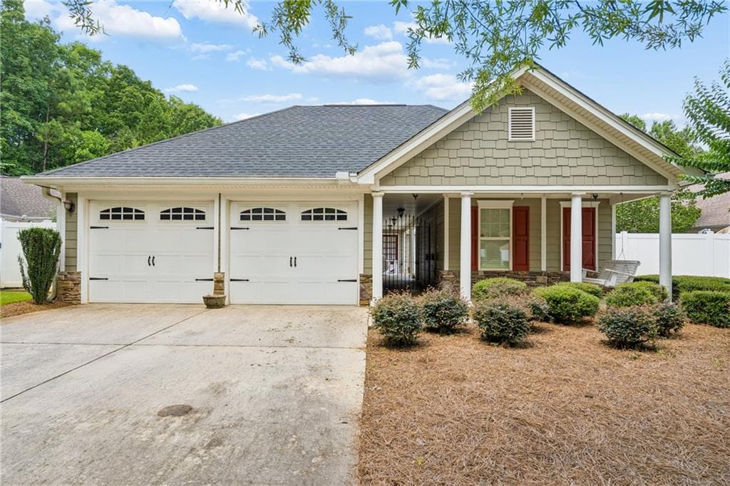 3 bedroom, 3 bathroom, 1,973 sq ft single family residence for sale at 162 Cottage Club Drive, Locust Grove, GA 30248 — photo 1 of 31