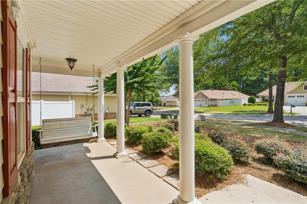 3 bedroom, 3 bathroom, 1,973 sq ft single family residence for sale at 162 Cottage Club Drive, Locust Grove, GA 30248 — photo 3