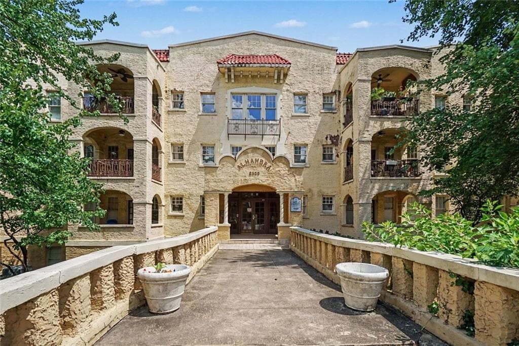 2 bedroom, 2 bathroom, 1,228 sq ft condominium for sale at 2855 Peachtree Road 205, Atlanta, GA 30305