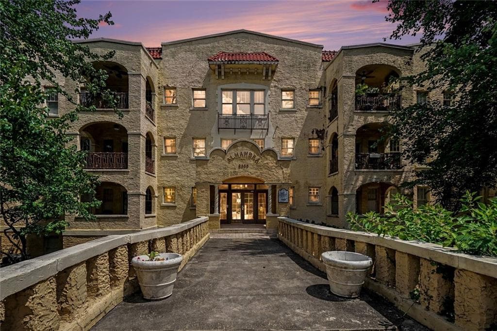 2 bedroom, 2 bathroom, 1,228 sq ft condominium for sale at 2855 Peachtree Road 205, Atlanta, GA 30305 — photo 2