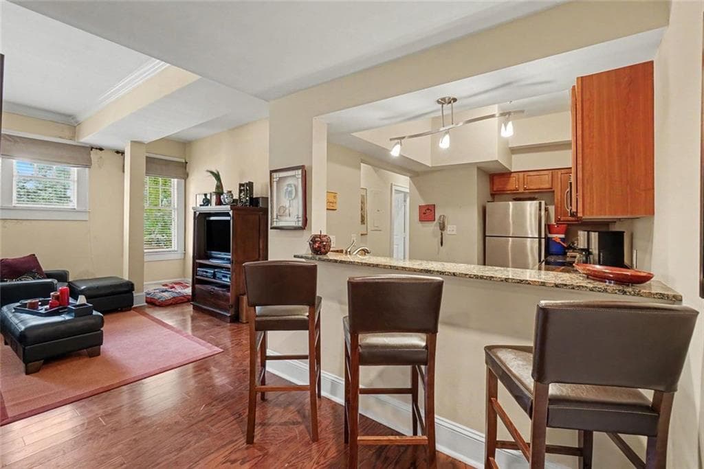 2 bedroom, 2 bathroom, 1,228 sq ft condominium for sale at 2855 Peachtree Road 205, Atlanta, GA 30305 — photo 3
