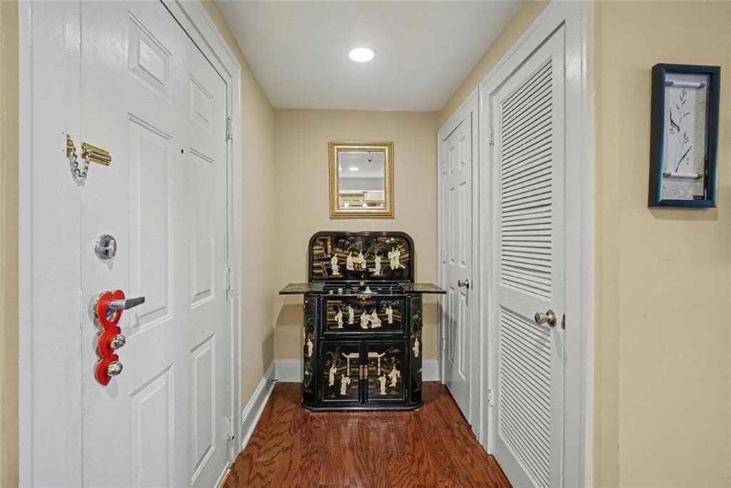 2 bedroom, 2 bathroom, 1,228 sq ft condominium for sale at 2855 Peachtree Road 205, Atlanta, GA 30305 — photo 5