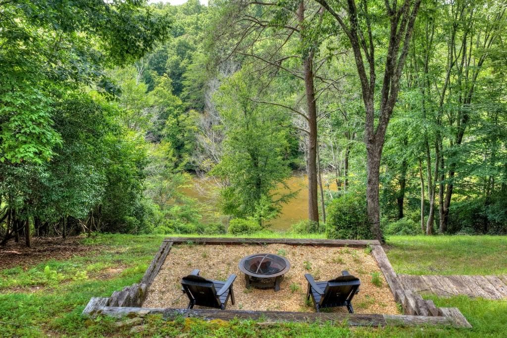 4 bedroom, 4 bathroom, 2,240 sq ft single family residence for sale at 160 Adams Circle, Mineral Bluff, GA 30559 — photo 4