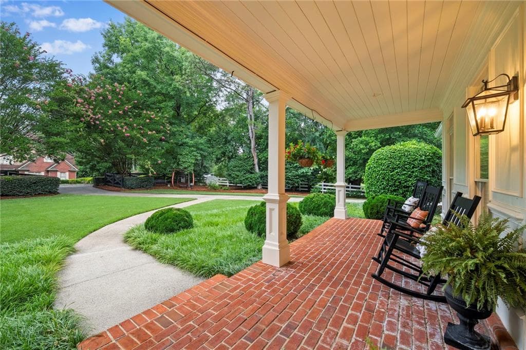 6 bedroom, 6 bathroom, 7,150 sq ft single family residence under contract at 2610 Hopewell Plantation Drive, Alpharetta, GA 30004 — photo 3