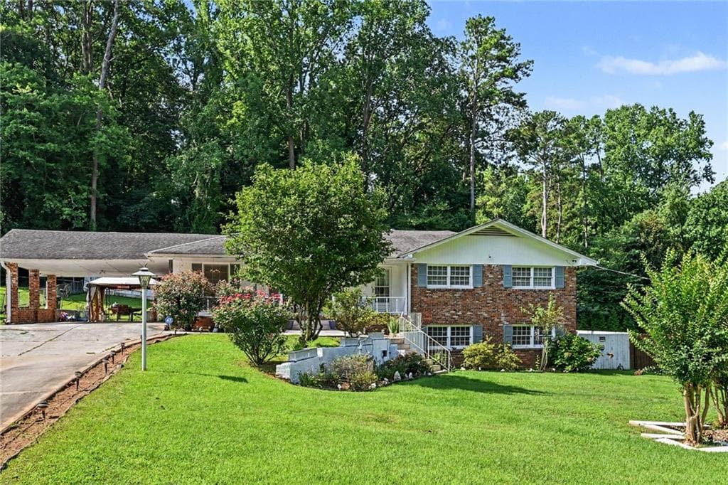3 bedroom, 2 bathroom, 1,612 sq ft single family residence for sale at 2700 Hayden Drive, East Point, GA 30344 — photo 2