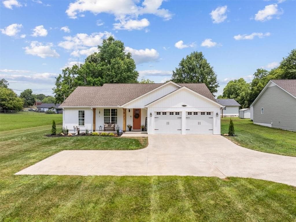 3 bedroom, 2 bathroom, 1,600 sq ft home for sale at 415 W Fort Street, Chatsworth, GA