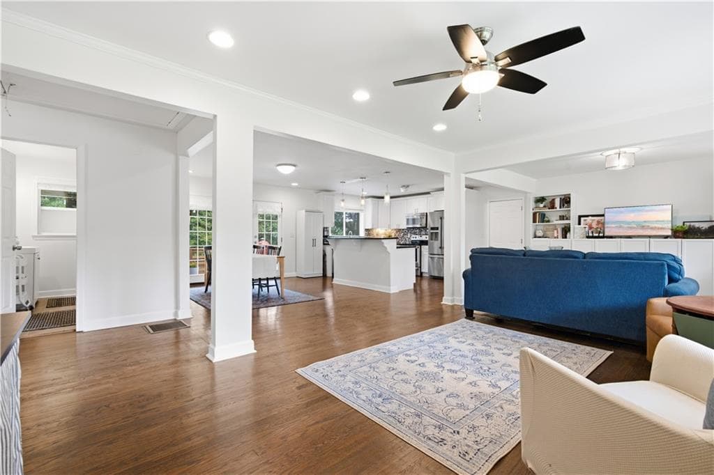 3 bedroom, 2 bathroom, 1,950 sq ft single family residence under contract at 1891 Shepherd Circle, Atlanta, GA 30311 — photo 4