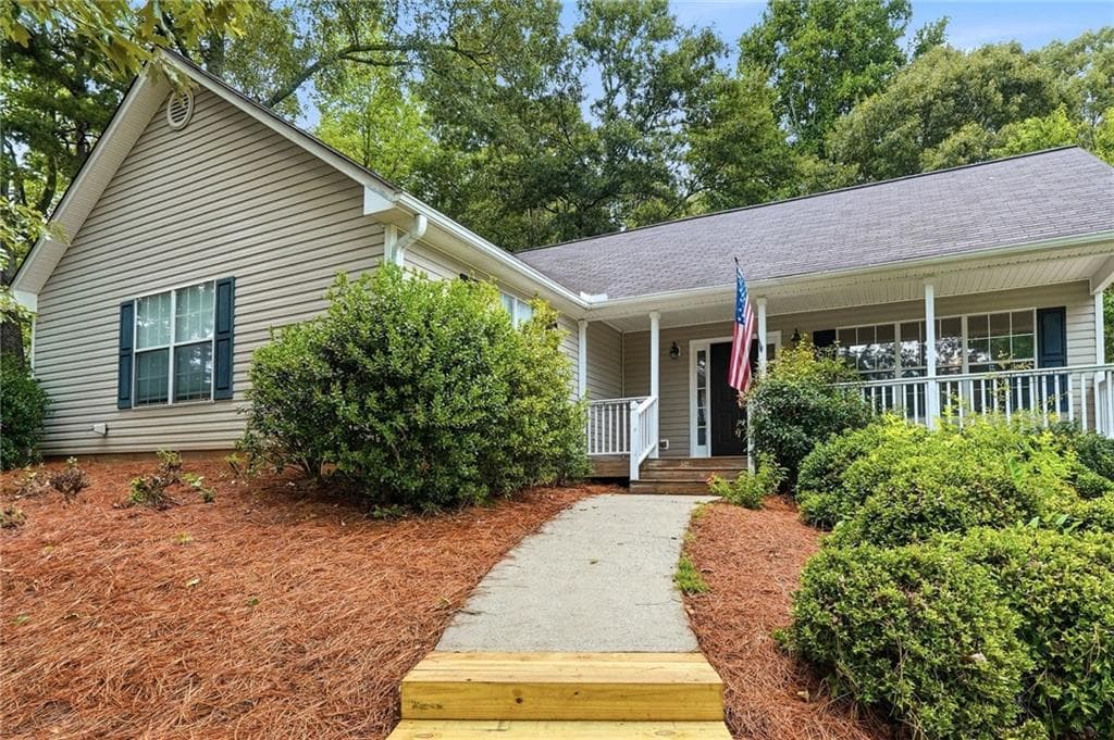 3 bedroom, 2 bathroom, 1,734 sq ft single family residence for sale at 5295 Harris Creek Drive, Cumming, GA 30040 — photo 2