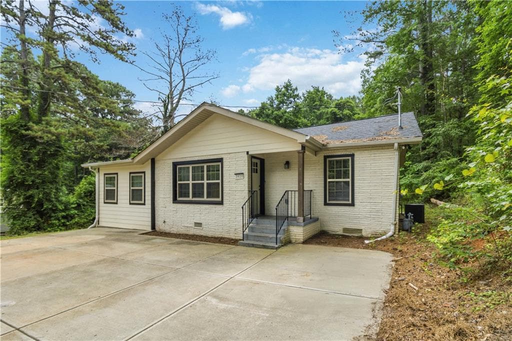 3 bedroom, 3 bathroom, 1,754 sq ft single family residence for sale at 3920 Jailette Road, College Park, GA 30349 — photo 3