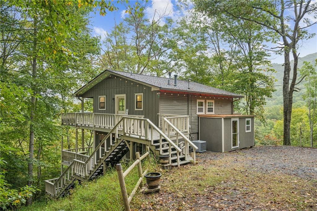 6 bedroom, 3 bathroom, 2,300 sq ft single family residence for sale at 4113 White Oak Drive, Hiawassee, GA 30546 — photo 3