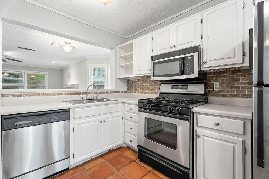 2 bedroom, 3 bathroom, 1,252 sq ft townhouse for sale at 502 Defoors Landing, Atlanta, GA 30318 — photo 9