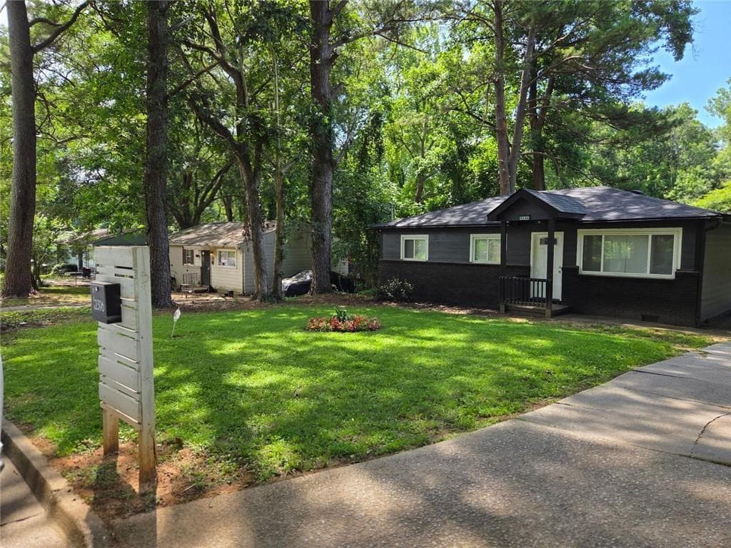 3 bedroom, 1 bathroom, 900 sq ft single family residence for sale at 2396 Clarissa Drive, Atlanta, GA 30318 — photo 2