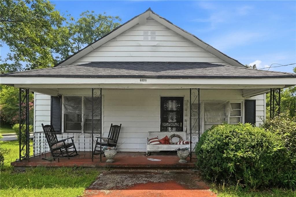 2 bedroom, 1 bathroom, 1,176 sq ft single family residence sold at 272 N Dogwood Avenue, Social Circle, GA 30025