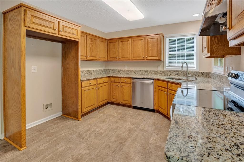5 bedroom, 3 bathroom, 1,933 sq ft single family residence for sale at 175 River North Court, Covington, GA 30016 — photo 9