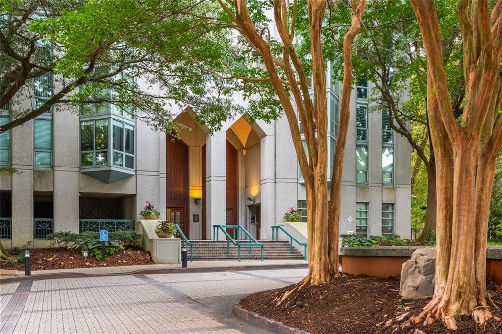 1 bedroom, 1 bathroom, 807 sq ft condominium for sale at 2870 Pharr Court South 1702, Atlanta, GA 30305 — photo 9