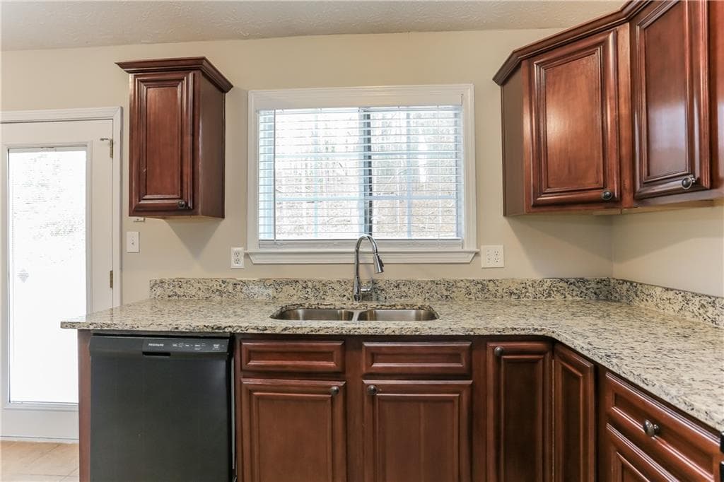 3 bedroom, 2 bathroom, 1,344 sq ft single family residence for rent at 4981 Galbraith Circle, Stone Mountain, GA 30088 for $1,690 a month — photo 3