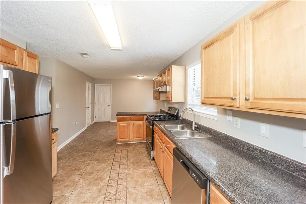 5 bedroom, 3 bathroom, 2,962 sq ft single family residence for rent at 5176 Round Table Drive, Ellenwood, GA 30294 for $2,640 a month — photo 3