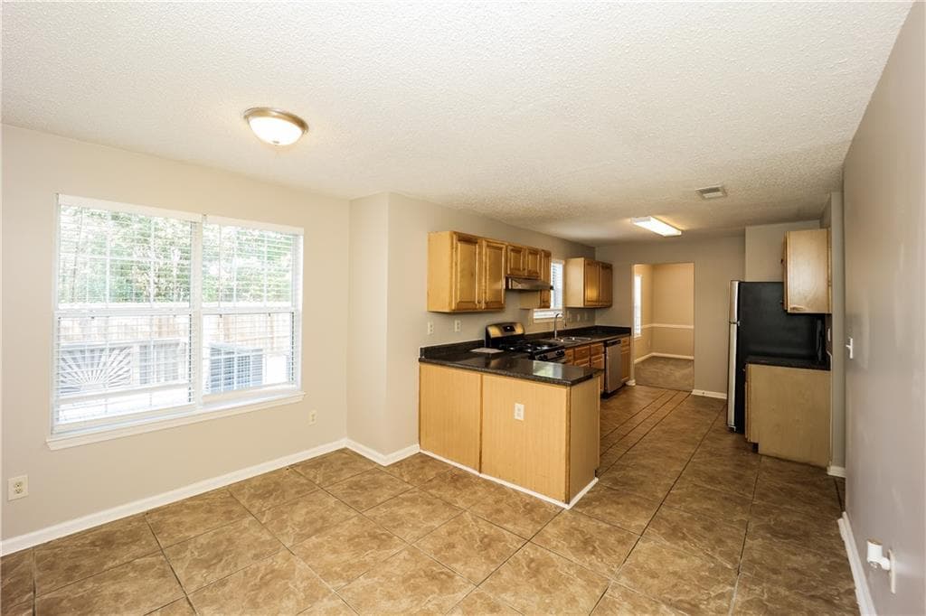 5 bedroom, 3 bathroom, 2,962 sq ft single family residence for rent at 5176 Round Table Drive, Ellenwood, GA 30294 for $2,640 a month — photo 4