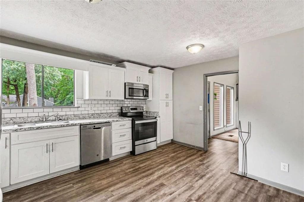 3 bedroom, 2 bathroom, 2,209 sq ft single family residence under contract at 6742 Oakland Drive, Douglasville, GA 30135 — photo 10