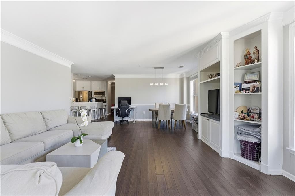 2 bedroom, 2 bathroom, 1,424 sq ft condominium for sale at 3334 Peachtree Road 212, Atlanta, GA 30326 — photo 2