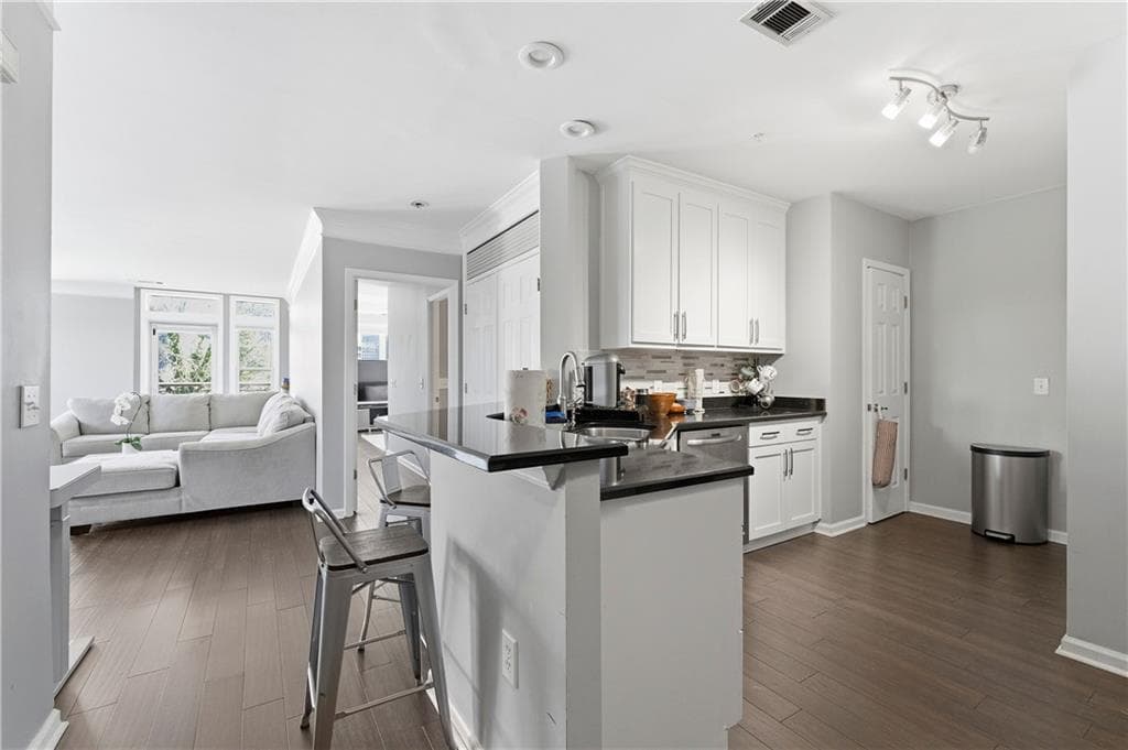 2 bedroom, 2 bathroom, 1,424 sq ft condominium for sale at 3334 Peachtree Road 212, Atlanta, GA 30326 — photo 5
