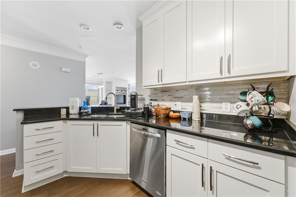 2 bedroom, 2 bathroom, 1,424 sq ft condominium for sale at 3334 Peachtree Road 212, Atlanta, GA 30326 — photo 6
