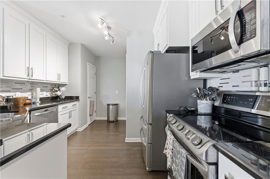 2 bedroom, 2 bathroom, 1,424 sq ft condominium for sale at 3334 Peachtree Road 212, Atlanta, GA 30326 — photo 7
