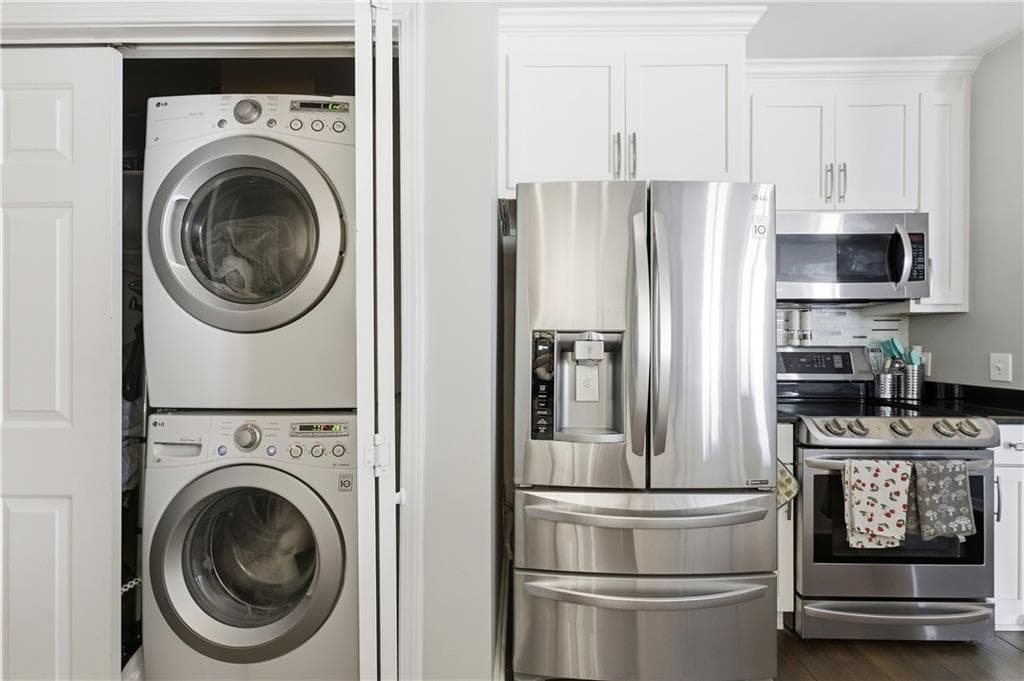 2 bedroom, 2 bathroom, 1,424 sq ft condominium for sale at 3334 Peachtree Road 212, Atlanta, GA 30326 — photo 9