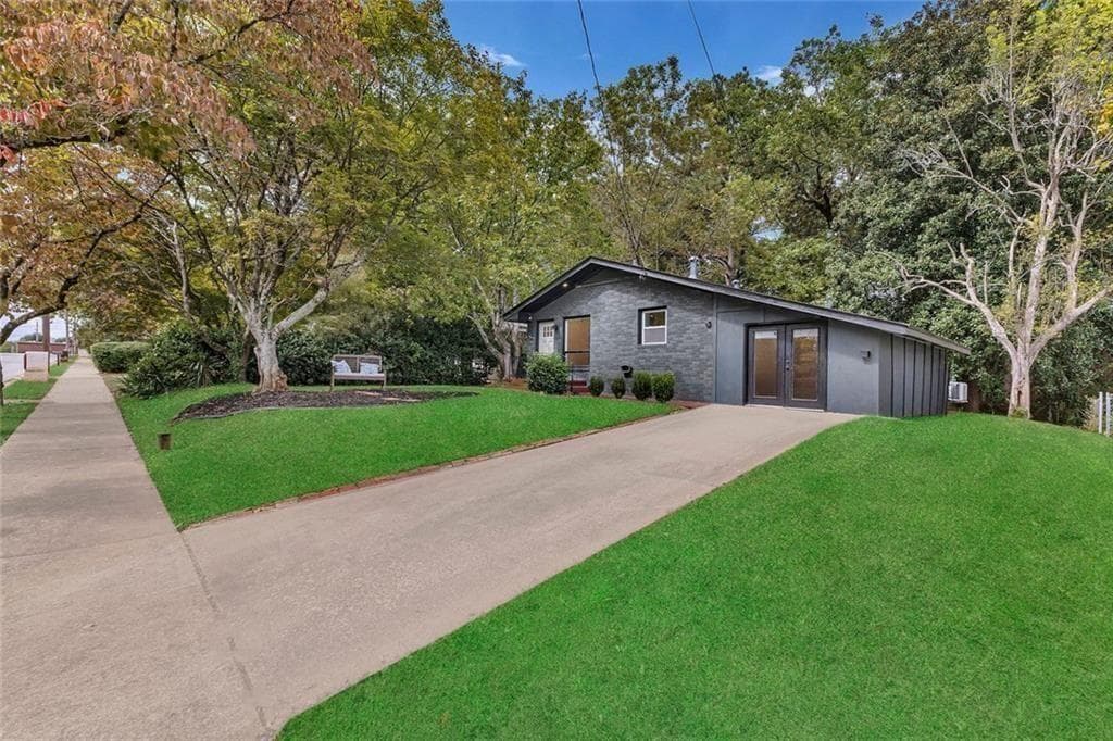3 bedroom, 1 bathroom, 1,237 sq ft single family residence for sale at 1265 Calhoun Avenue, East Point, GA 30344 — photo 3
