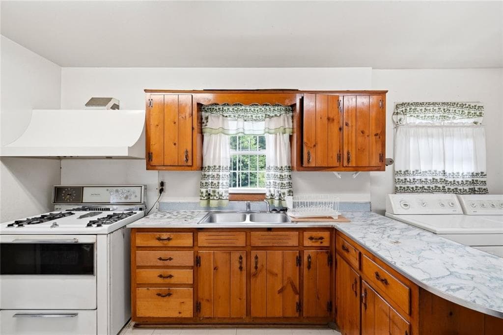 3 bedroom, 1 bathroom, 2,764 sq ft single family residence under contract at 210 Aaron Street, Atlanta, GA 30314 — photo 4