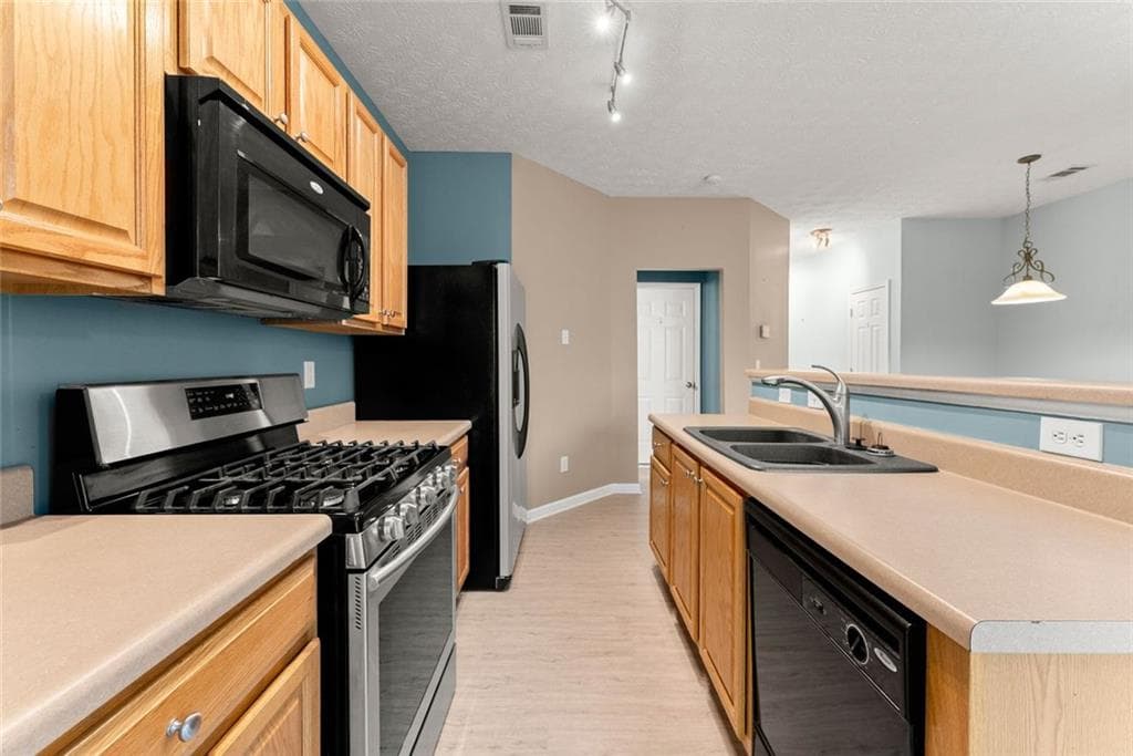 3 bedroom, 3 bathroom townhouse under contract at 6711 Safeharbour Way, Flowery Branch, GA 30542 — photo 9
